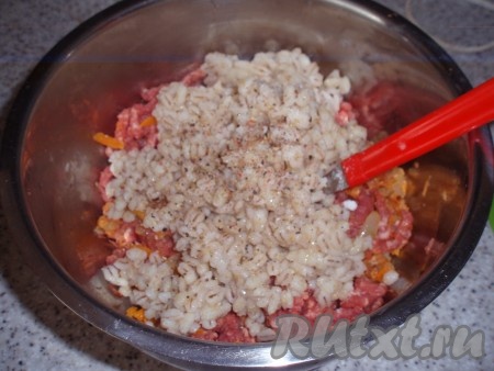 К получившемуся фаршу добавить сваренную перловку. Кстати, варить перловку очень удобно в мультиварке на программе «Молочная каша».
