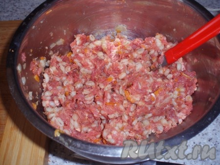 Все перемешать до однородности, добавив по вкусу соль и черный перец.