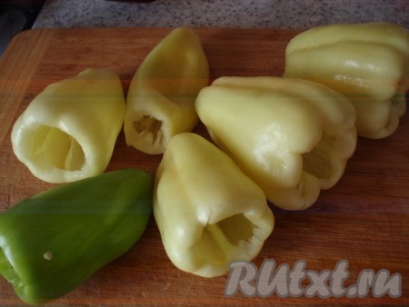 Перец вымыть, очистить от семян.
