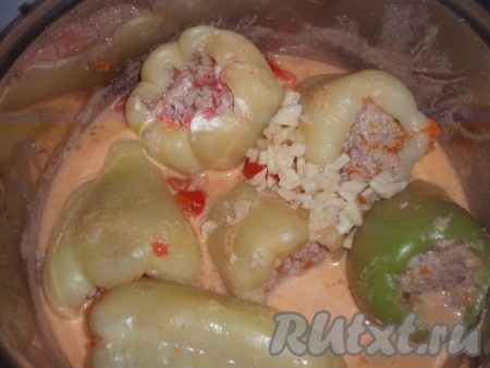 Примерно за 10 минут до готовности чеснок измельчить и добавить к перцу.
