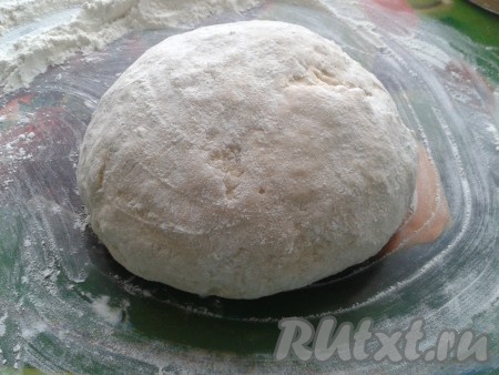 Когда тесто станет очень густым, его дальше нужно выложить на стол, посыпанный мукой, и вымесить руками. Как только тесто перестанет липнуть к рукам, значит оно готово. Главное тесто не забить сильно мукой, иначе коржи получатся резиновыми.
