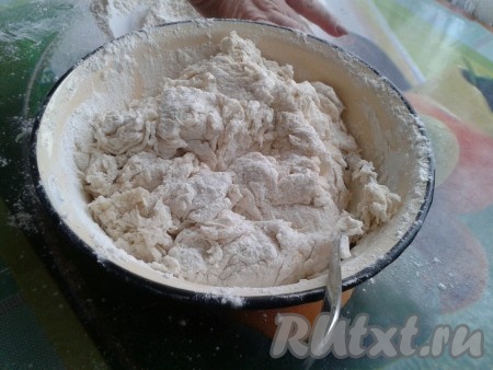 Муку просеять и постепенно добавить в полученную смесь, помешивая, чтобы не было комков.
