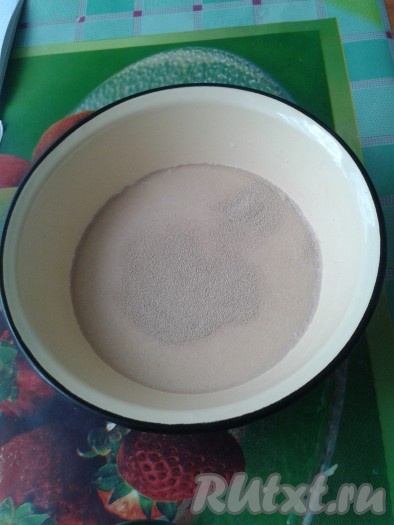 Молоко нужно подогреть, чтобы было теплым, но не горячим, добавить дрожжи и хорошо перемешать.
