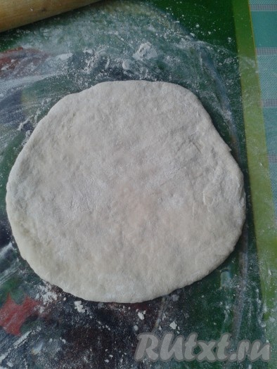 После замеса тесто нужно оставить на 30 минут, чтобы подошло (желательно в теплое место). После того как тесто подойдет, его нужно разделить на 5 частей (можно на 6, зависит от размера сковородки, у меня большая сковорода) и раскатать каждую часть в круг толщиной 1,5 см.
