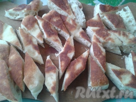 Когда коржи полностью остынут, нужно их нарезать на кусочки.