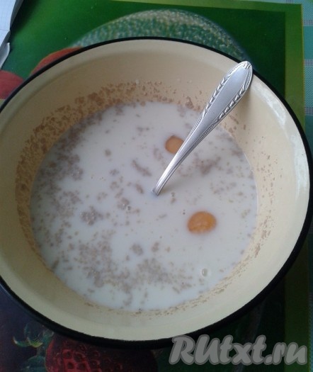 Дальше добавить соль, сахар и яйца, снова тщательно перемешать.
