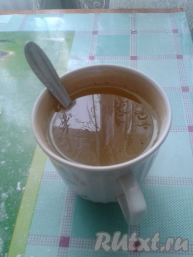 Пока коржи пекутся, можно приготовить медовый сироп и подготовить мак. Мак нужно залить горячей водой, чтобы пропарился, и оставить на 15 минут, затем воду слить. Медовый сироп готовится из меда и небольшого количества теплой кипяченой воды (здесь, в зависимости от ваших вкусовых предпочтений, чем больше меда, тем слаще будет сироп). В сироп добавить мак, перемешать.
