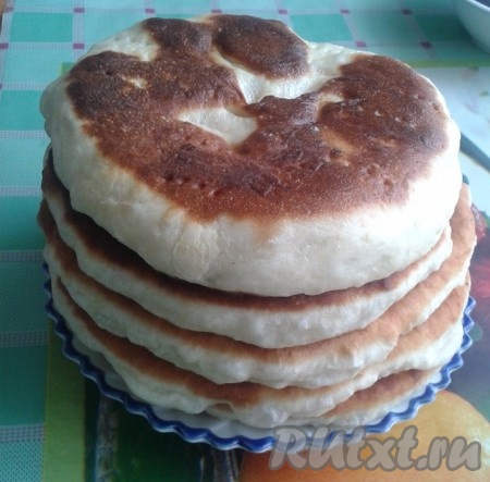 Когда коржи полностью остынут, нужно их нарезать на кусочки.