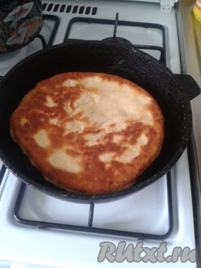 Коржи обжарить на среднем с двух сторон до золотистого цвета.
