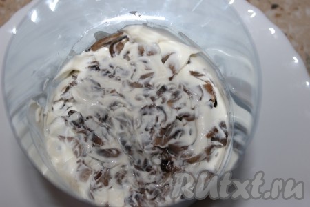 Выложить остывшие шампиньоны поверх куриного мяса, смазать майонезом.
