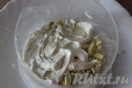 Яйца натереть на крупной терке разложить поверх грибов, разровнять, слегка утрамбовать, по желанию немного посолить и смазать майонезом.
