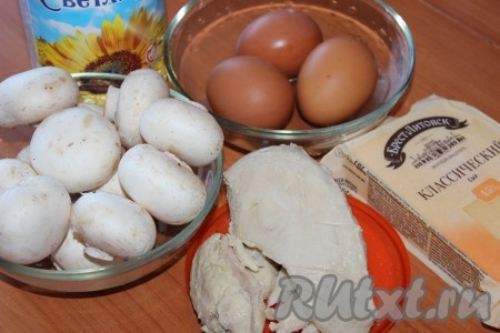 Приготовить продукты для салата с курицей, шампиньонами и сыром. Куриное филе промыть под холодной водой, поместить в кастрюлю, залить холодной водой. После закипания воды уменьшить огонь до минимума, посолить и варить мясо до готовности, примерно 20-30 минут. Яйца отварить вкрутую, охладить, очистить.
