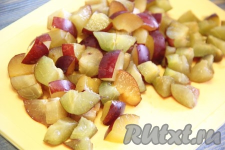 Сливы разрезать пополам, удалить косточки, а затем нарезать на кубики.
