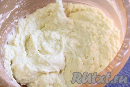 Перемешать тесто силиконовой лопаткой. Тесто получится в меру густым и однородным.
