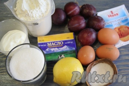 Подготовить продукты для приготовления пирога со сливами в мультиварке. Сливы вымыть и обсушить. Сливочное масло заранее размягчить (масло можно заранее достать из холодильника, чтобы оно согрелось до комнатной температуры или, как это сделала я, размягчить его в микроволновке, чтобы оно немного потекло).
