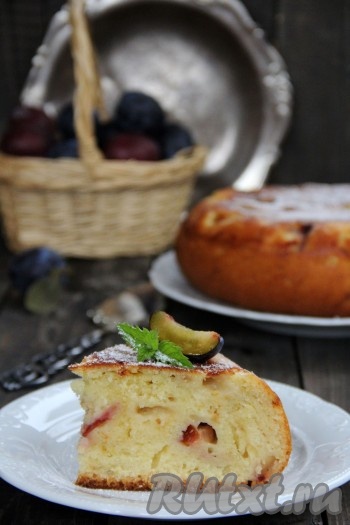 Готовую выпечку нарезать на кусочки и подать к столу. Вот такой пушистый, наивкуснейший пирог, приготовленный со сливами на сметана в мультиварке, получился, он просто тает во рту.