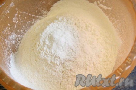 Муку просеять, соединить с солью и разрыхлителем. 
