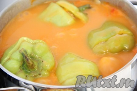 Готовить перцы под крышкой на среднем огне в течение 25 минут с момента закипания.&nbsp;
