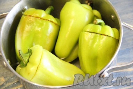 Накрыть перчики крышечками с веточкой и выложить в кастрюлю.