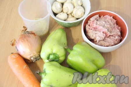 Подготовить продукты для приготовления перцев, фаршированных грибами и фаршем. Я взяла 4 крупных и сочных перца.
