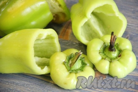 Перцы вымыть, срезать верхушку с веточкой и удалить из перца семена.
