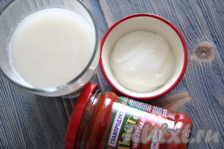 Для приготовления соуса в 200 мл холодной воды развести муку, можно процедить смесь через сито, чтобы избавиться от комочков.&nbsp;
