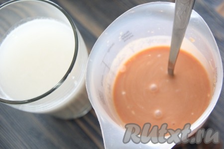 В 200 мл воды добавить сметану и томатную пасту, всё тщательно перемешать. Соединить мучную смесь и томатно-сметанную, добавить ещё 200 мл воды, слегка посолить и тщательно перемешать.
