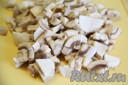 Шампиньоны вымыть под проточной водой, а затем мелко нарезать.