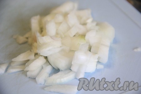 Лук очистить и мелко нарезать.
