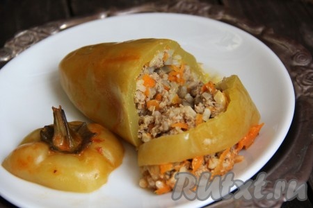 Готовые перцы, фаршированные грибами и фаршем, подать в горячем виде. И не забудьте полить томатно-сметанным соусом, в котором они тушились. Я всегда переливаю соус в соусницу и подаю на стол. Очень вкусно и сытно!
