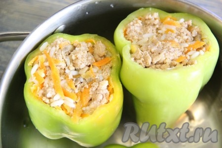 Выложить начинку во внутрь перца и слегка утрамбовать.
