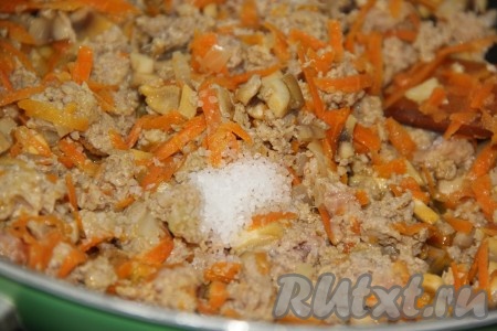 Во время жарки хорошо разбить фарш на мелкие кусочки. В конце готовки посолить и поперчить начинку для перцев.
