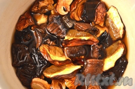 Сушеные грибы замочить в теплой воде на 2 часа. 