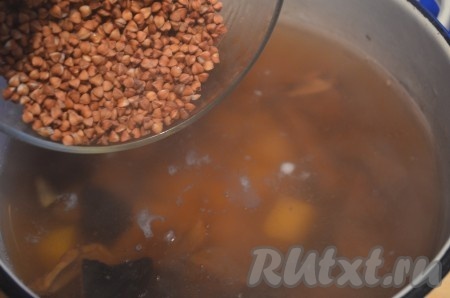 Следом за картофелем добавить в грибной суп промытую гречку. Варить 10 минут.