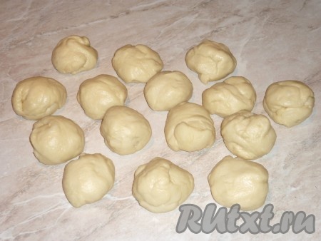 Разделить тесто на 15 равных частей. 