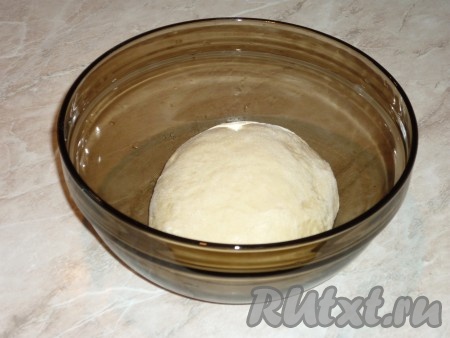 Количество муки может понадобиться меньше или больше, нужно смотреть по консистенции теста. Тесто должно получиться мягким, но при этом не липнуть к рукам.&nbsp;
