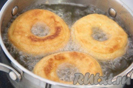 Жарить пышки до золотистого цвета.

 