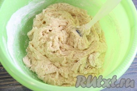 Перемешать тесто. Оно получится вязким и липким.
