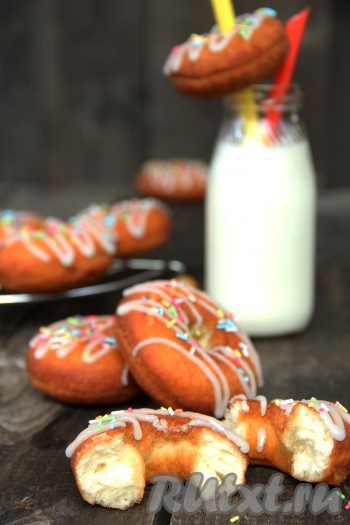 В разрезе пышки получаются пористыми и воздушными.
