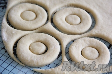 Сформировать пышки с дырочкой. Я серединку вырезала крышкой от пластиковой бутылки.