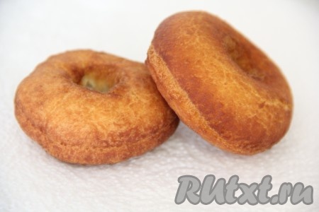 Готовые аппетитнные пышки, замешанные на сгущенке, выложить на бумажное полотенце и удалить излишки масла.