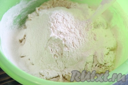  Всыпать остатки муки и замесить нежное и мягкое тесто.