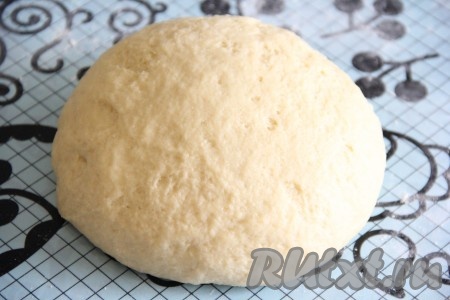 Тесто хорошо вымесить, оно перестанет липнуть к рукам.