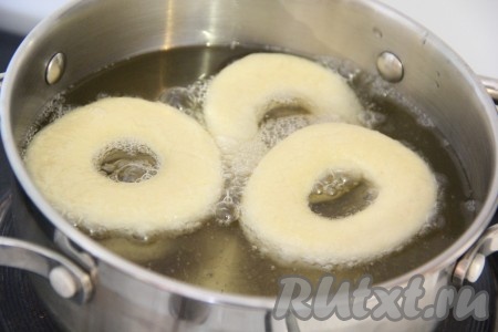 Растительное масло хорошо разогреть. Аккуратно опустить пышки в масло.