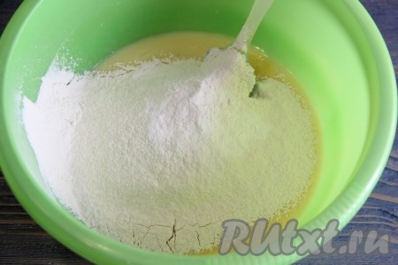 Затем всыпать в миску 200 грамм муки, добавить разрыхлитель и соль.
