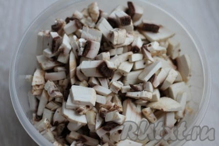 Нарежьте  грибы.