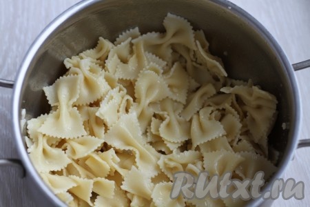 Важным этапом является приготовление самой пасты. Варите пасту в соответствии с инструкцией на упаковке. Паста должна быть не разваренной, упругой снаружи и мягкой внутри. У итальянцев даже существует специальное понятие "Al'Dente", которое означает идеальную консистенцию.