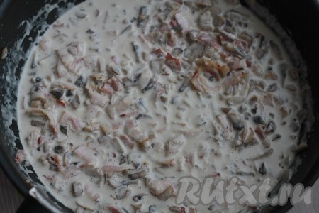 Грибы и бекон залейте сливками и на медленном огне продолжайте готовить соус, постоянно помешивая. Ждём, пока сливки загустеют, не допуская кипения.
