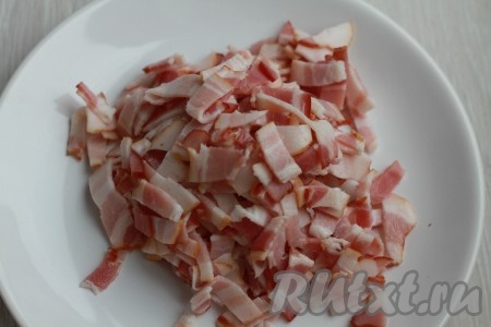 Нарежьте бекон.