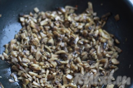 Обжарьте грибы на подсолнечном масле на сильном огне, пока не испарится вся жидкость.
